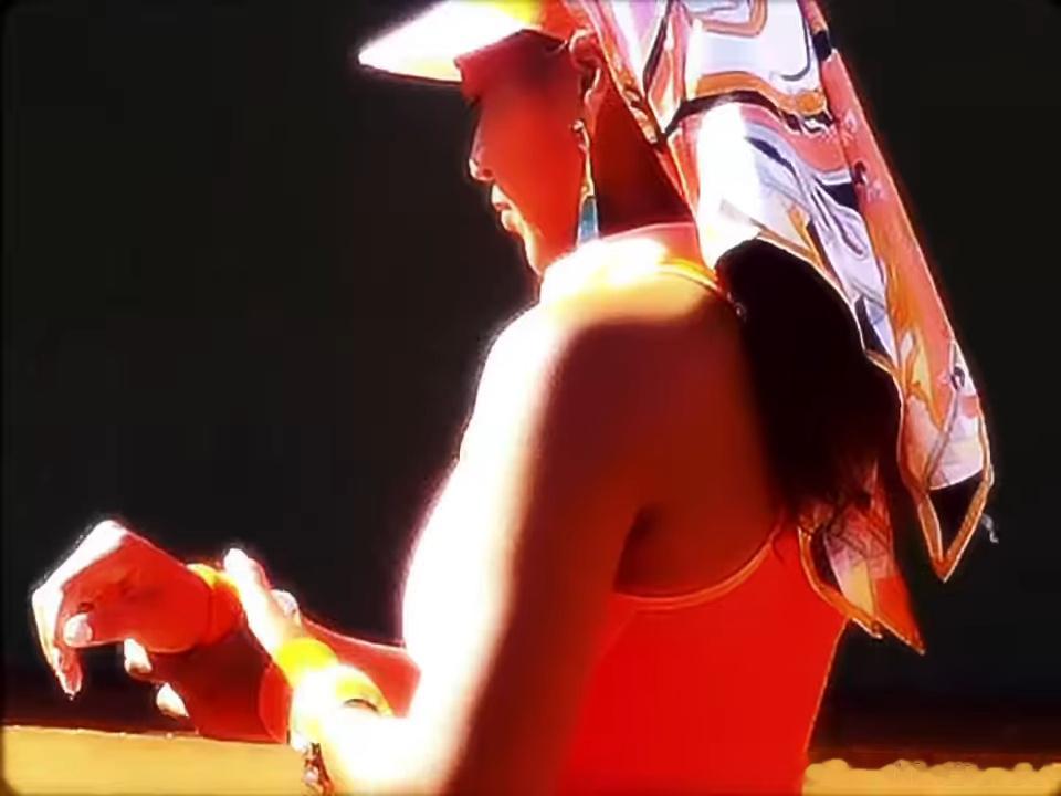 看看那些五光十色的网球战袍吧大阪在马德里和奥索里奥的比赛里带了定制围巾与遮阳帽出