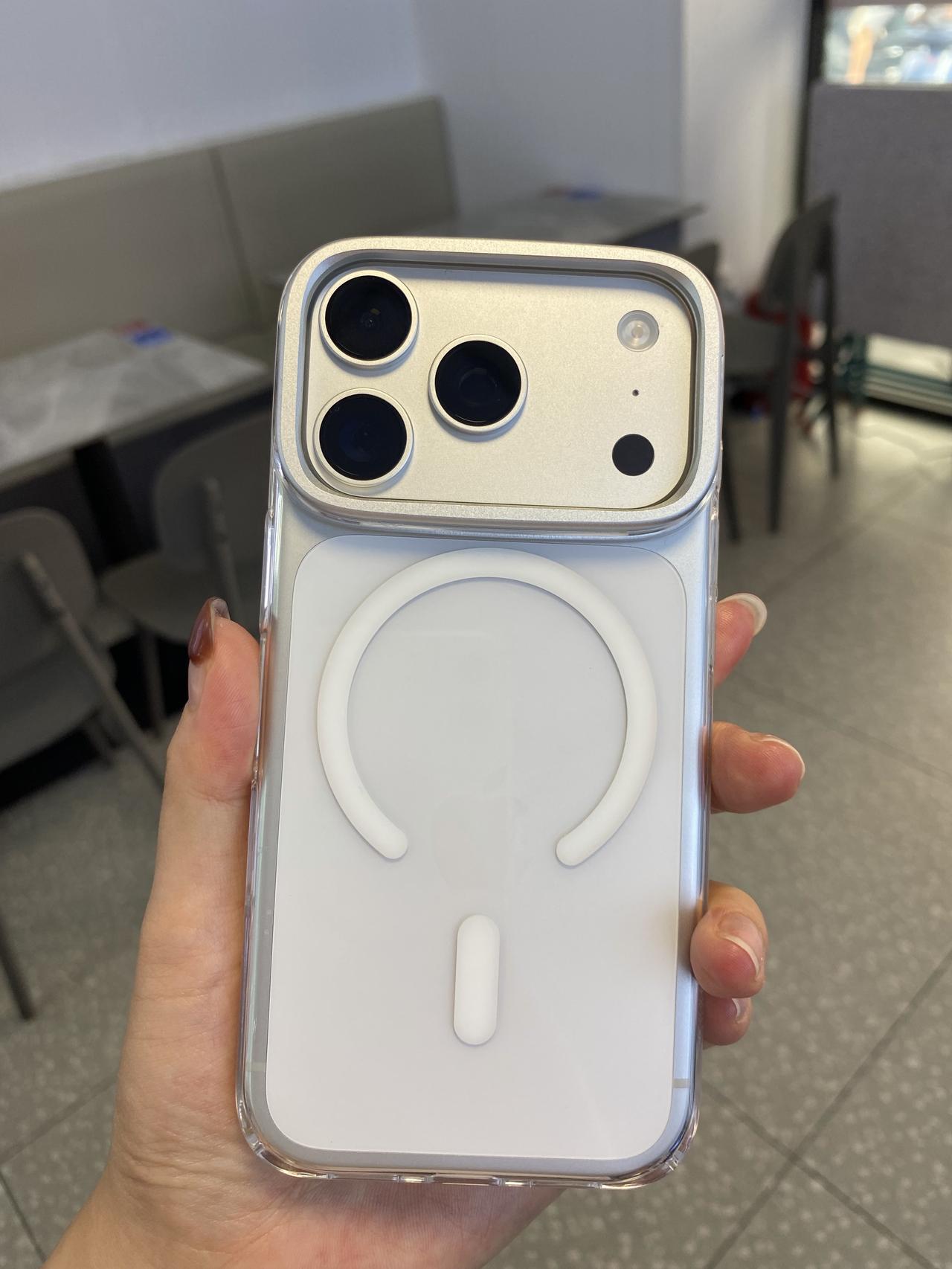 iPhone17系列容易掉漆的问题早有耳闻，所以配了一个图拉斯钛银色支架透明壳，