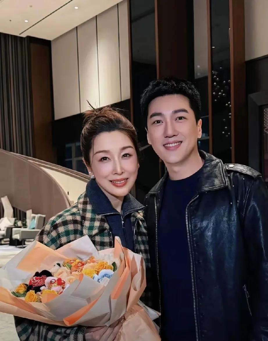 舞台之上，光影交织，孙悦身姿灵动，歌声似潺潺溪流，淌进我心田。“你在舞台我在人海