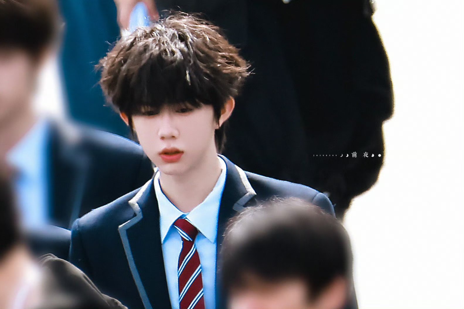 陈奕恒《我们的少年时代2》路透条纹领带黄衬衣，好有少年感！校园剧就要少年来演嘛