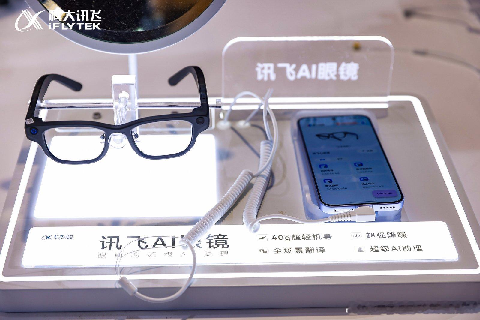 智能化时代，我能想到的智能穿戴设备，也就是智能手表/手环、智能耳机、AI戒指、A