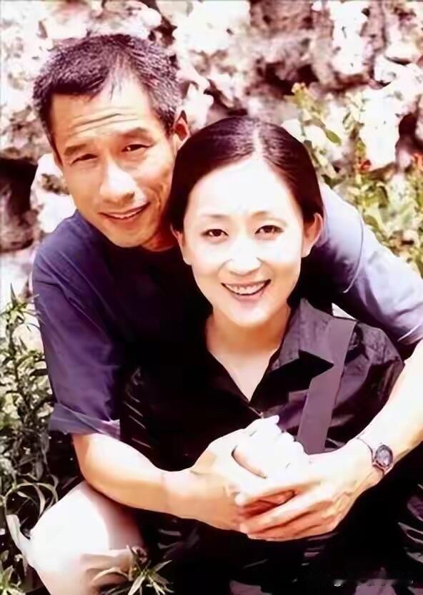 这是两位明星们早年的一张合影，男的是演员刘佩琦，在电视剧《大宅门》、《白鹿原》、