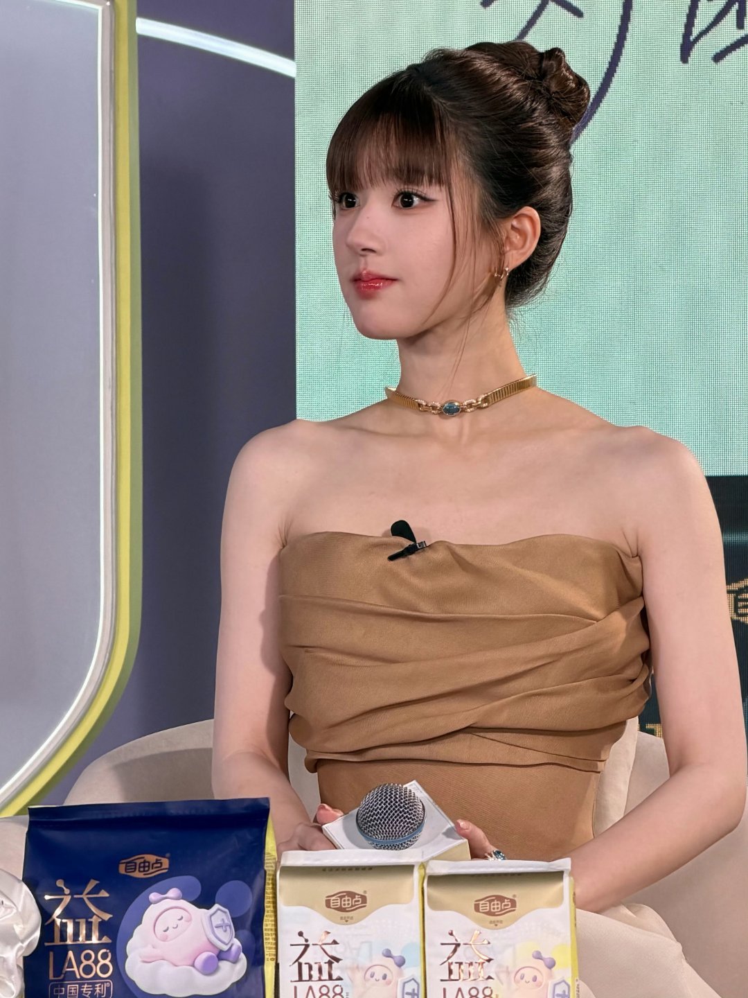 昨天这个妆造感觉可以直接演爱情睡醒了参加宴会那集