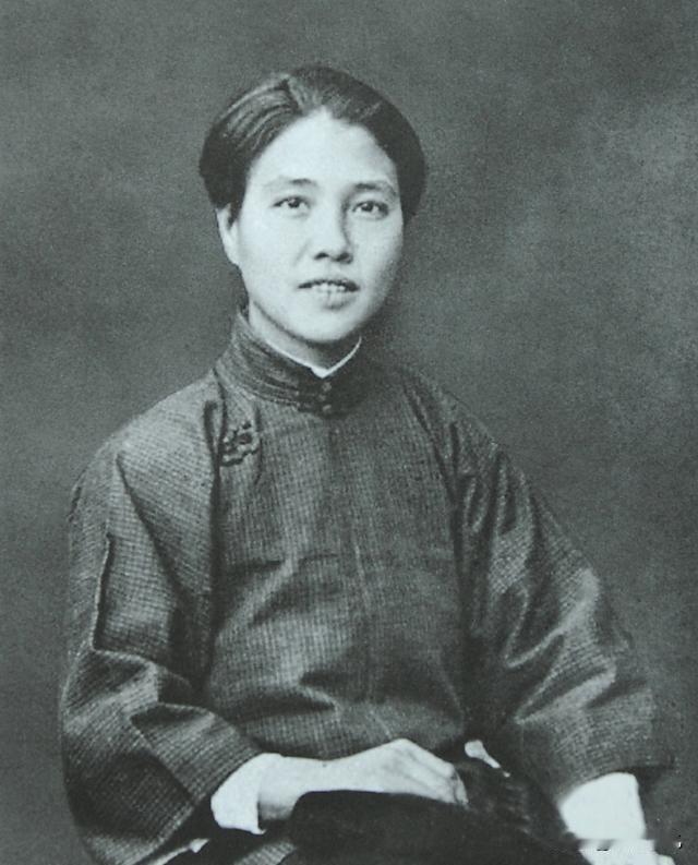 她是我党唯一女创始人，毛主席亲切称她为“老祖母”，却在含恨而终时嘴里被塞满砂石的