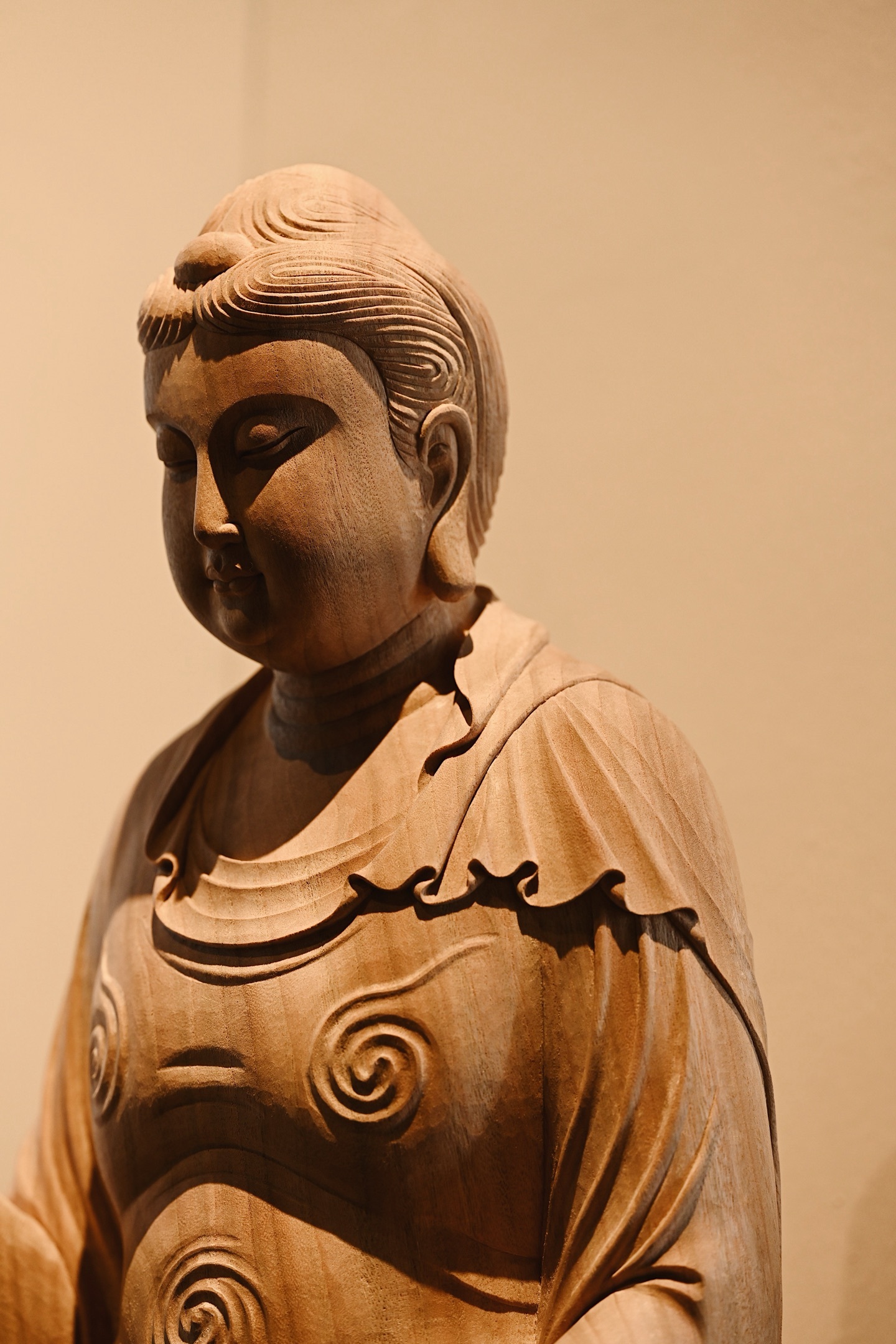 香樟木 | 释迦牟尼造型古朴典雅，佛像面颊丰润，双目低垂，神情静谧，仿佛在俯视沉