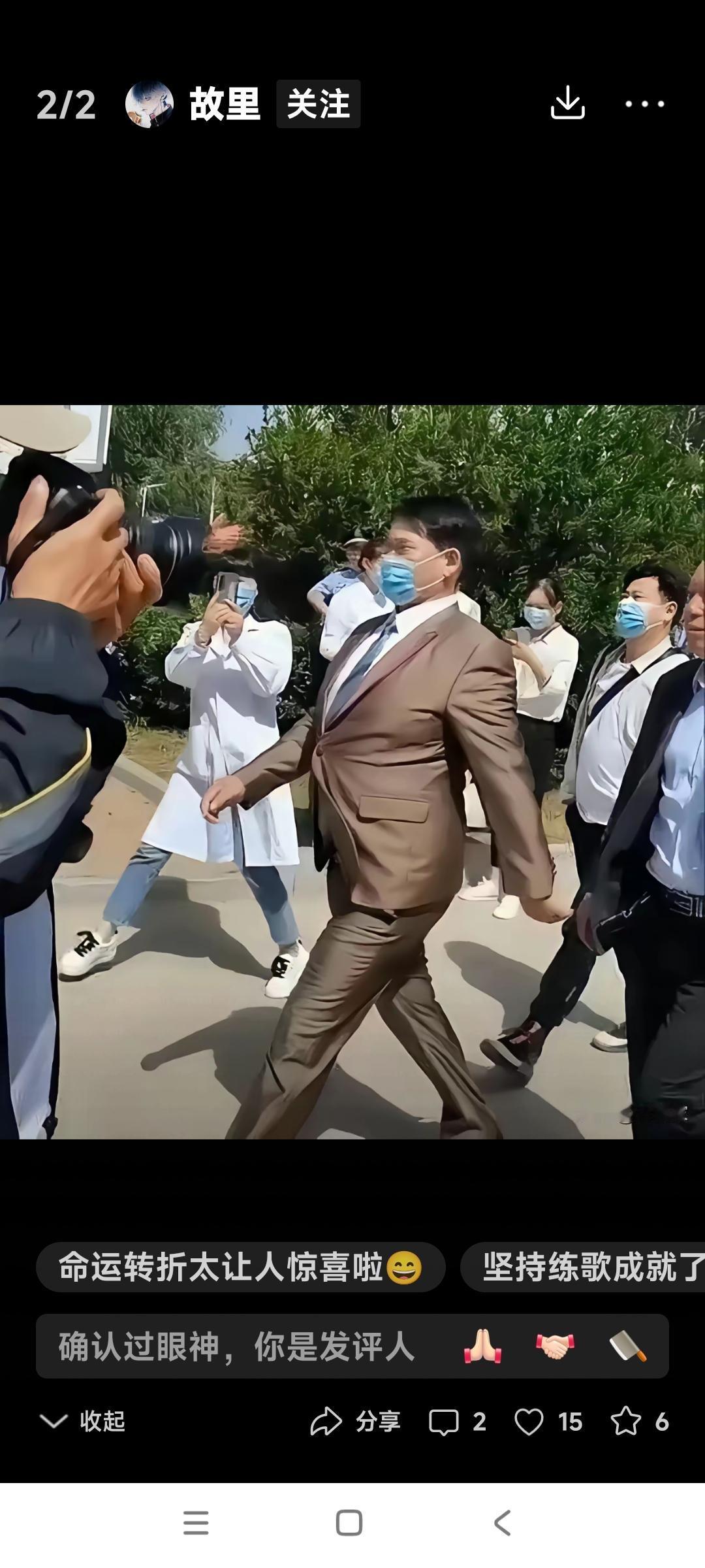 你们看大衣哥朱之文，这姿态拿捏的太到位了。

这姿势就叫做雄赳赳，气昂昂。

保