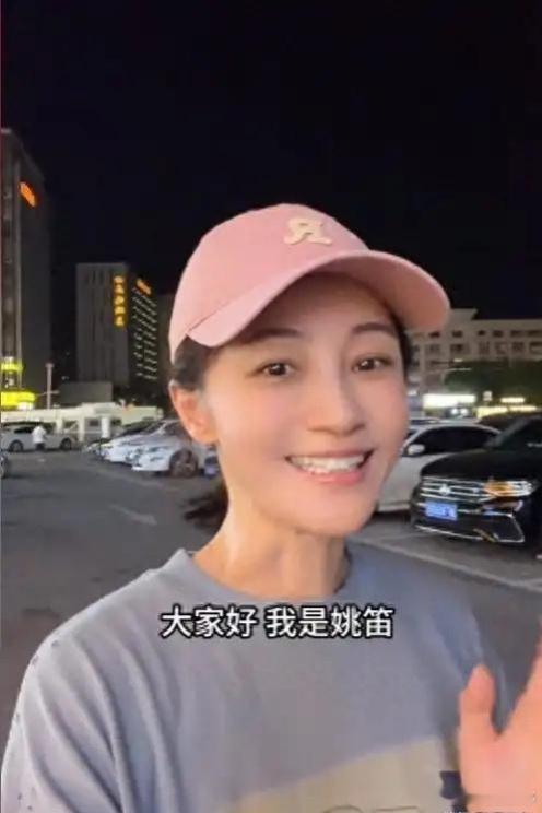 桐乡夜市里，44岁的姚笛独自坐着撸串，一句“不用等谁下班”直接道尽婚姻凉薄，当年