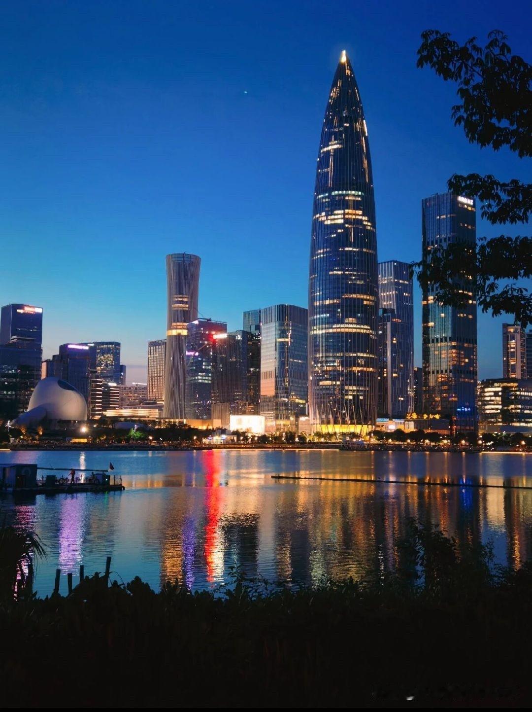 深圳楼市，有人非新房不买，觉得二手房是别人挑剩的，心里膈应；也有人只看二手，认为