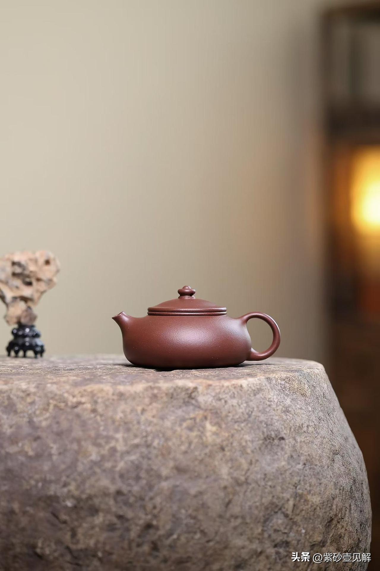 一把没人要的紫泥壶，成了我茶桌上的定海神针
入茶坑头三年，我最看不上的就是紫泥壶