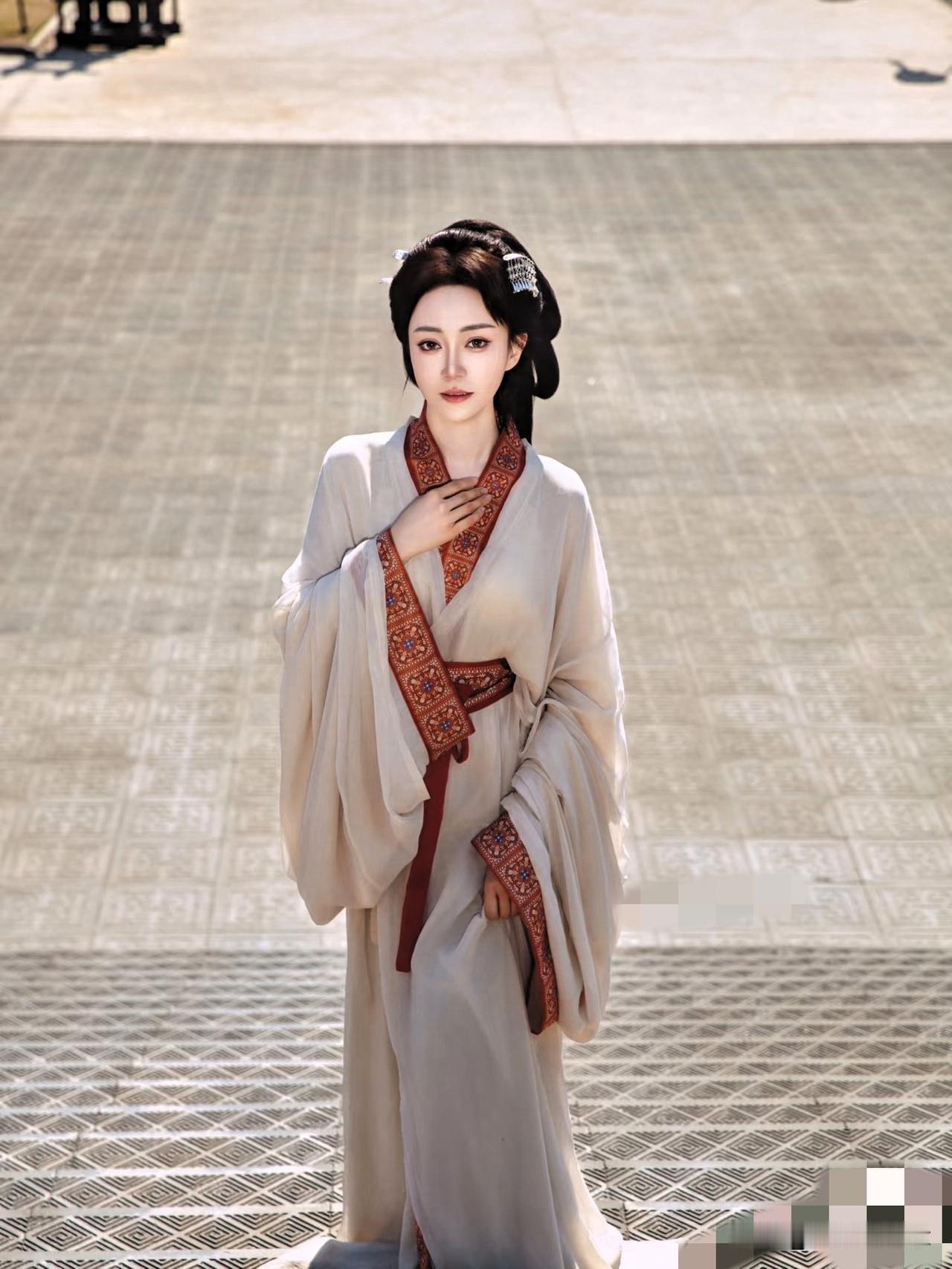 年轻人身着传统服饰游览故宫，展现出当下年轻人对传统文化的炽热热爱。

此行为是对