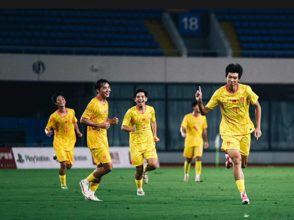 江宇涵两次扑点，U17国足点球决战战胜河床U17之后晋级决赛。在明日之星冠军杯决