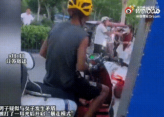 【打人谁不会】青岛崂山景区，退役军人被路虎女司机王某连续多次愤怒击打头部，口鼻流