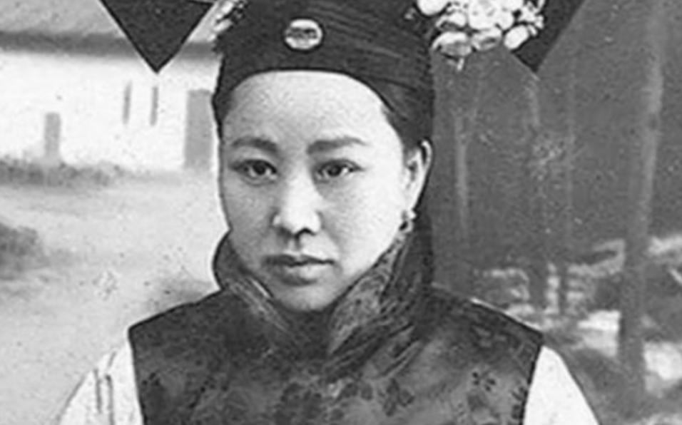 当溥仪的乳娘有2个规矩：一是喂奶，二是“毫无人性”！1908年，奶妈跟着溥仪一起