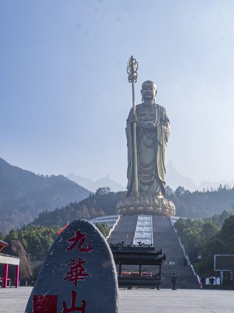 现代社会，怪事着实不少。一方面，九华山作为佛教圣地，存在肉身菩萨千年不腐的奇景。