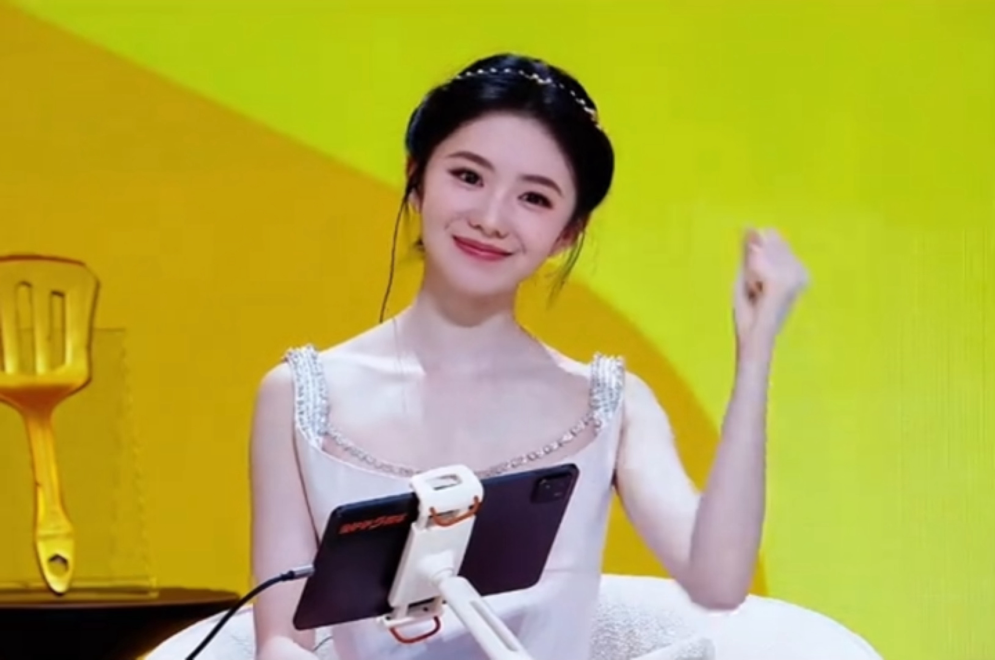 刘浩存出场完全小公主 好美萌的刘浩存，完全公主！笑起来怎么那么甜啊，超级治愈～ 