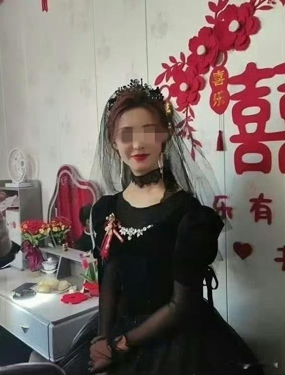 甘肃新娘真敢穿！刚看到甘肃一新娘穿纯黑的婚纱结婚的照片，我的天，我当时就懵了，这