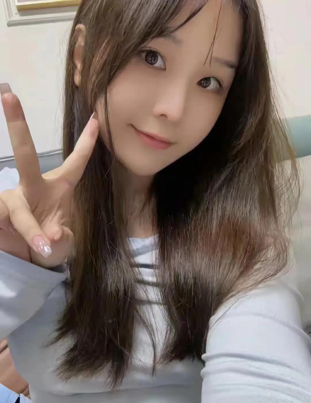 她曾追逐过梦想的尾巴，却在25岁这年，遇到了他。她的男朋友，一个普通的厂里工人，