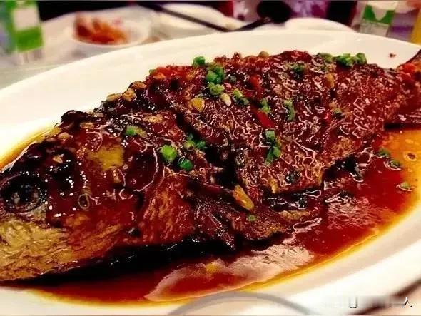 年夜饭吃鱼有什么讲究？
我国人过年，在年夜饭上吃鱼是大有讲究的，是大有来头的，记