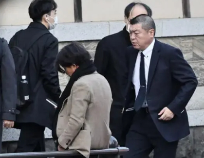 前段时间，日本自卫队日本陆上自卫队幕僚副长小林弘树带队前去参拜靖国神社。然后我查