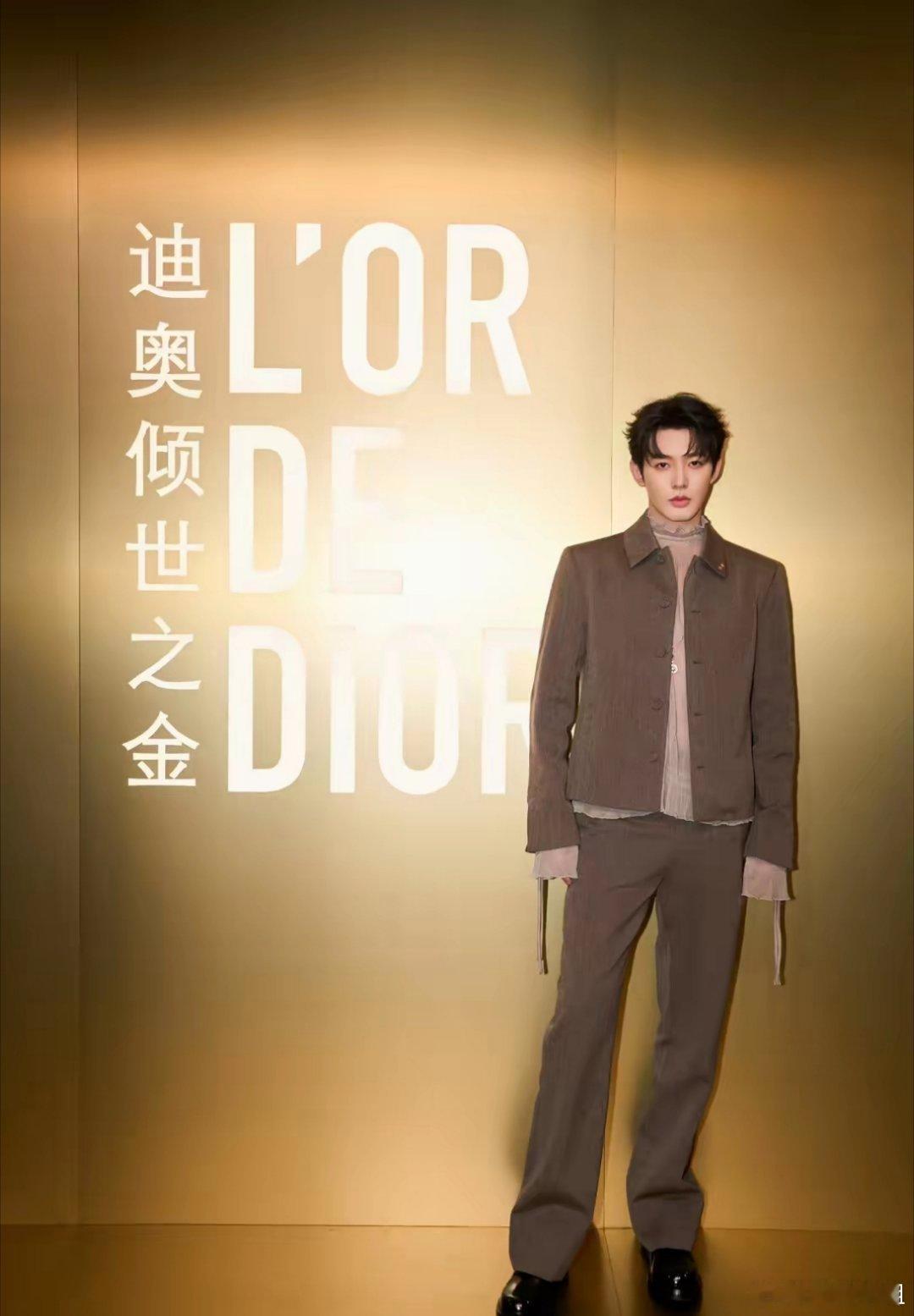 #邓为偷偷戴了脐钉#这是顶级潮男给内娱一点小小的时尚震撼，钻石们吃的太好了！建议