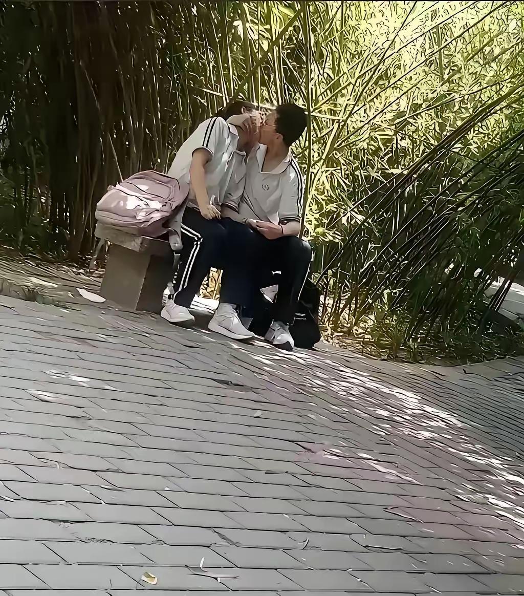 校园竹林一吻，让我压箱底的情书当场“社死”！

刷到这张图时，我那藏在抽屉深处、