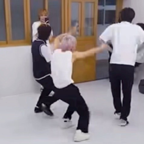 每次心情不好的时候弦俊就出现了可是我的耳朵要遭不住了，纯纯一颗邪恶的草莓棒棒糖