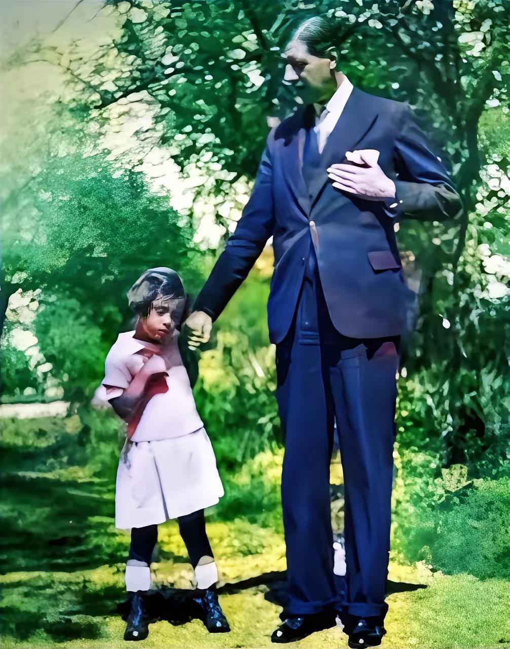 戴高乐和他患有唐氏综合症的女儿。这个小女儿既是戴高乐一生的包袱，也是他一生的牵挂