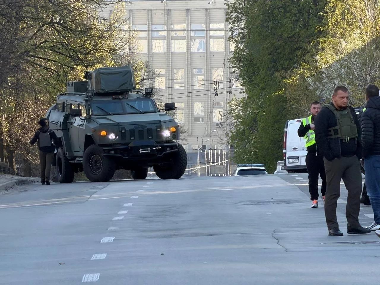 在基辅，一名乌克兰男子手持步枪向路人开枪并劫持人质
基辅，一名手持步枪的男子随机