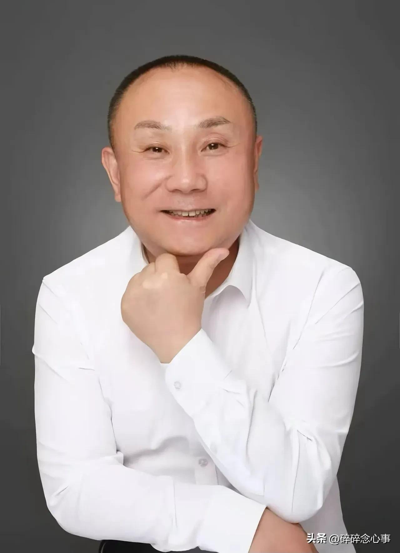 破大防了！7月1日，当大家都在庆祝党的生日，西安赛格商场一声闷响，一个老板从七楼