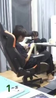 姐姐你气血不足吗怎么这么坐着玩手机 