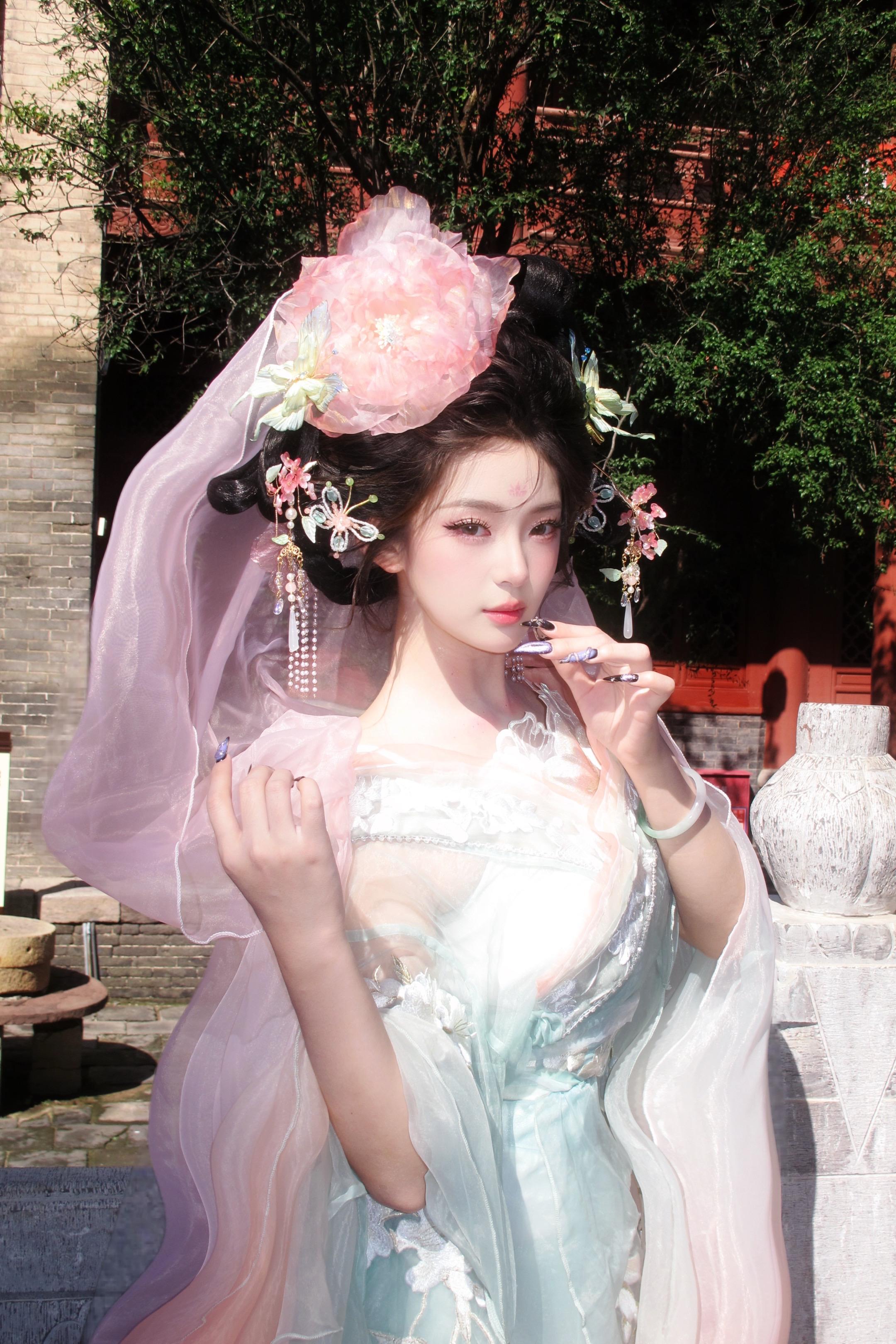 有情芍药含春泪，无力蔷薇卧晓枝