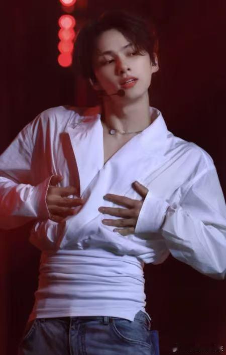 杨迪队二创舞台笑到好六录制暂停你好星期六 甜歌变喜剧舞台，杨迪队清奇画风太绝，全