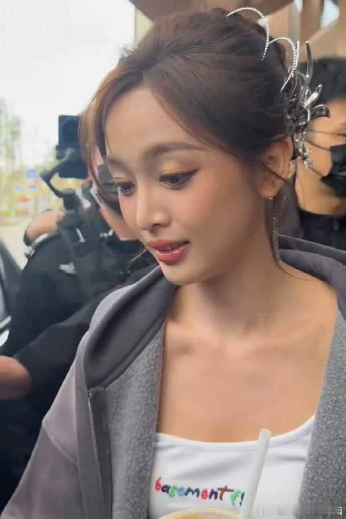 吴宣仪[超话]吴宣仪浪姐路透自带发光buff吴宣仪浪姐路透，这自带发光效果的盘发
