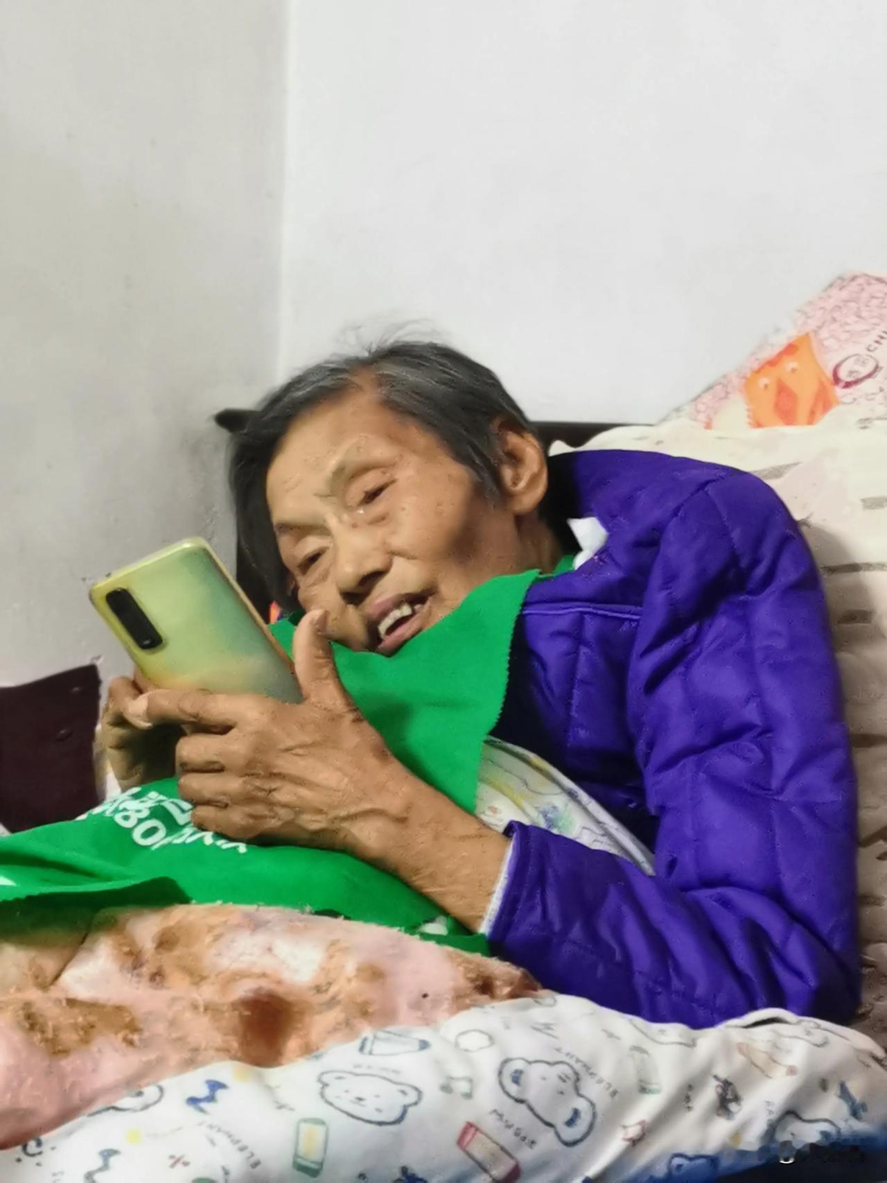 《七律•九旬慈母乐刷屏》

岁月悠悠近百春，
老母犹自乐晨昏。
屏中世界多奇趣，