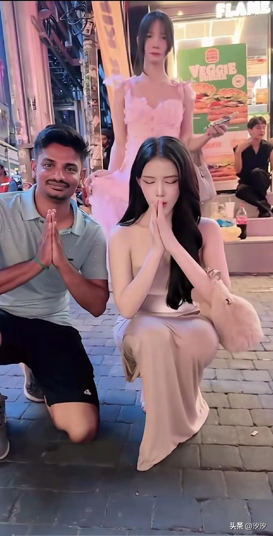 印度大哥去泰国旅行，
看到泰国的美女走不动道，
还上前和对方学起了合手礼，
也不