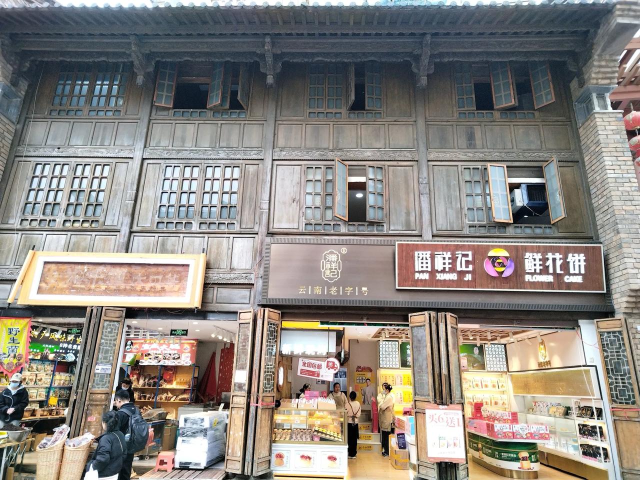 每一条老街都是一座城市的回忆，如果把这些回忆连接起来，就成了历史。昆明老街始建于