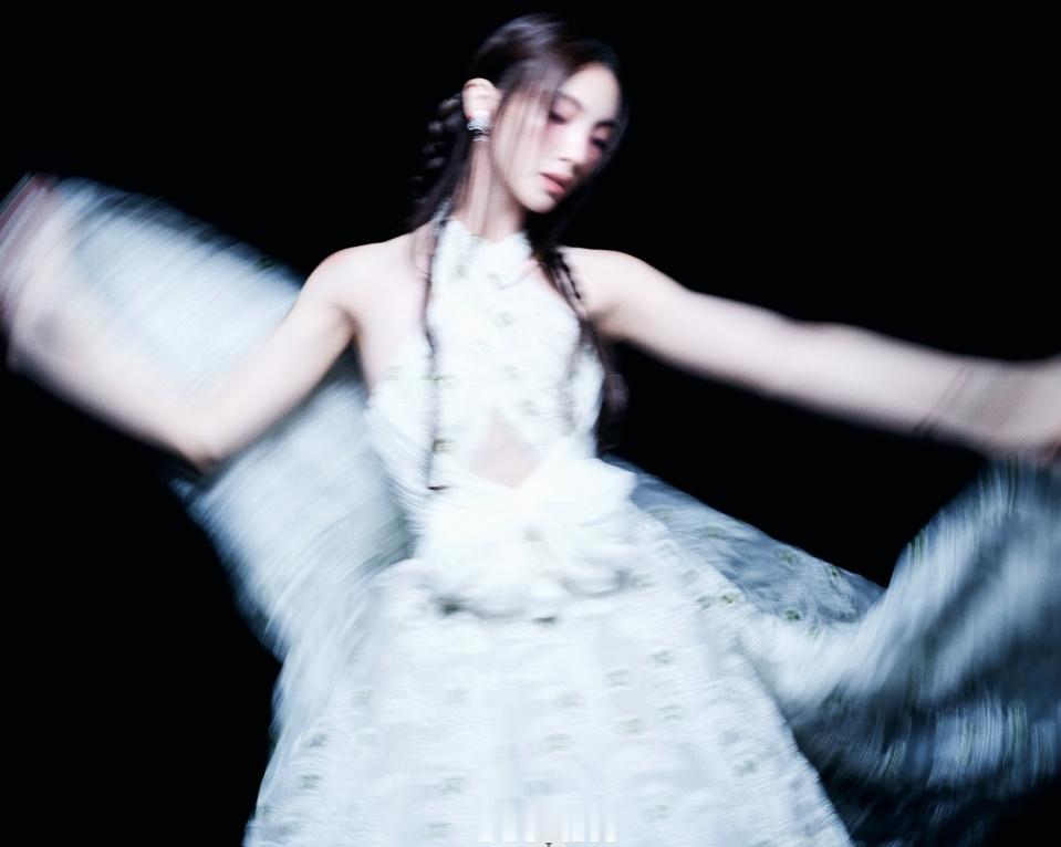 #金晨背心裙#简约的背心裙，在金晨身上演绎出别样的风情。 ​​​