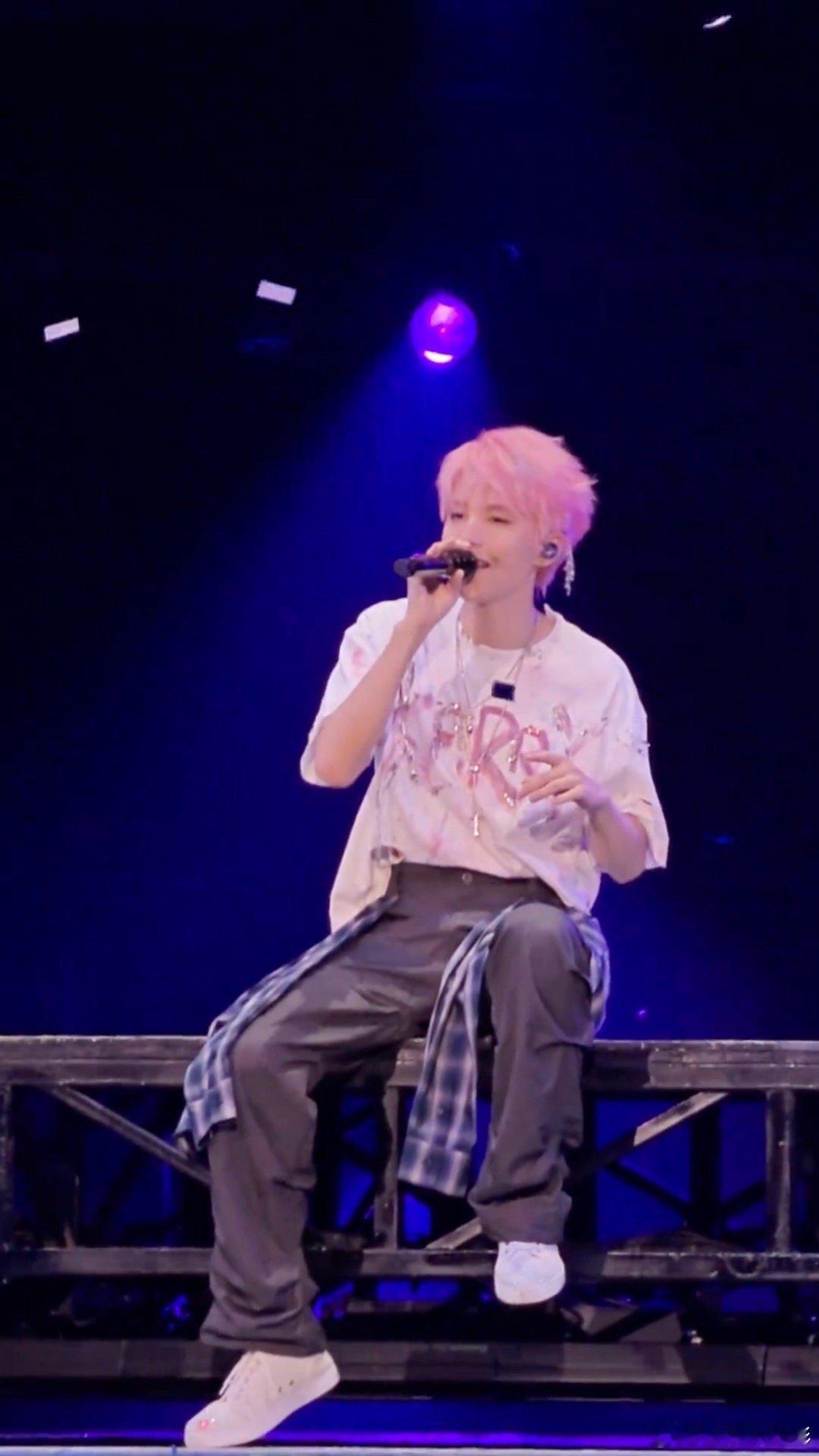 王俊凯衣服上有涂鸦Karry王俊凯衣服上的涂鸦Karry 王俊凯今天衣服上有涂鸦