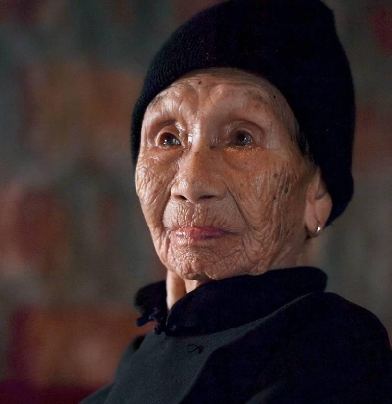 1941年，14岁的黄有良被日军抓走，遭遇了常人难以想象的折磨。她一度以为自己被