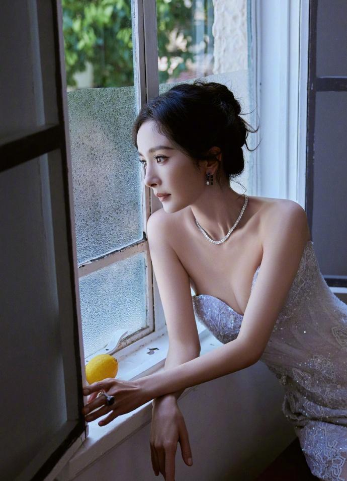 杨幂
《柠檬与白纱》
 
窗玻璃蒙着一层雾
你把柠檬举到鼻尖
像捧着一整个夏天的