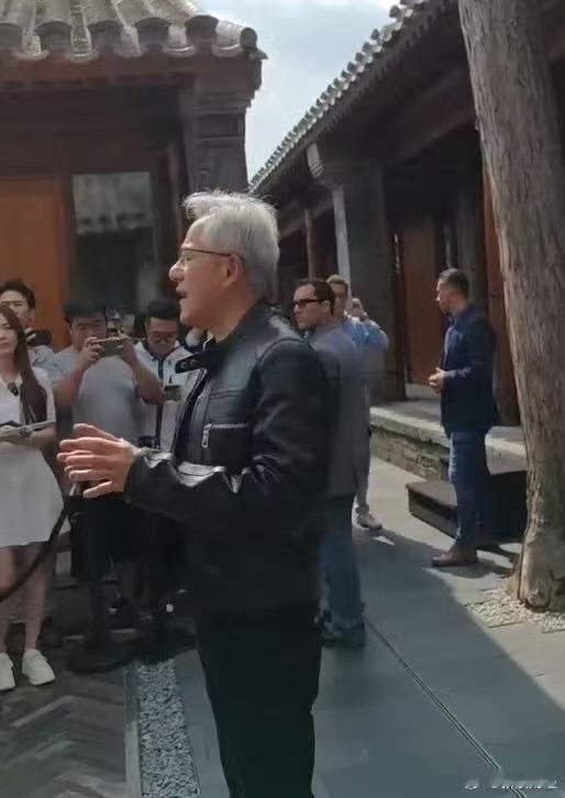 【黄仁勋称非常希望买一辆小米汽车】港股小米集团短线上升小米集团异动拉升翻红，消息