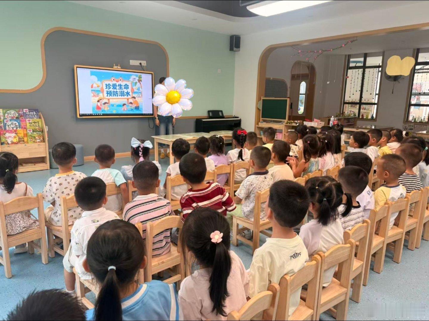不是说现在好多幼儿园倒闭了吗？为啥我家侄女新转的公立幼儿园一个班那么多人呀？竟然