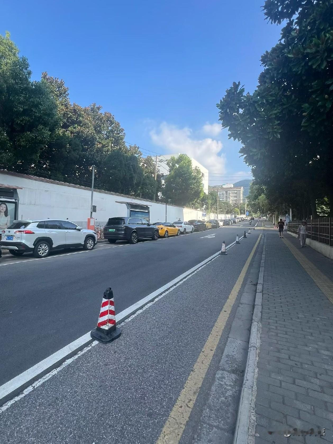 翻了下气象数据，江南不少地方最高温还稳在30℃以上，中午走在太阳底下走10分钟后