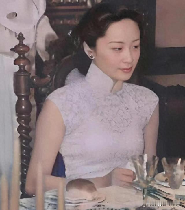 一张旧照片突然火了，没人拍她，也没人写她，可大家盯着看了好久。
1942年，旧金