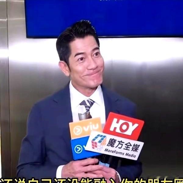 记者问出“太太没融入你的朋友圈”时，他不急，轻轻一句：这是过程，别把它当事。
倒