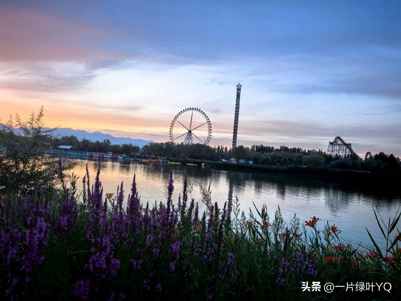 风吹绿水千层浪
霞染青山万叠光
