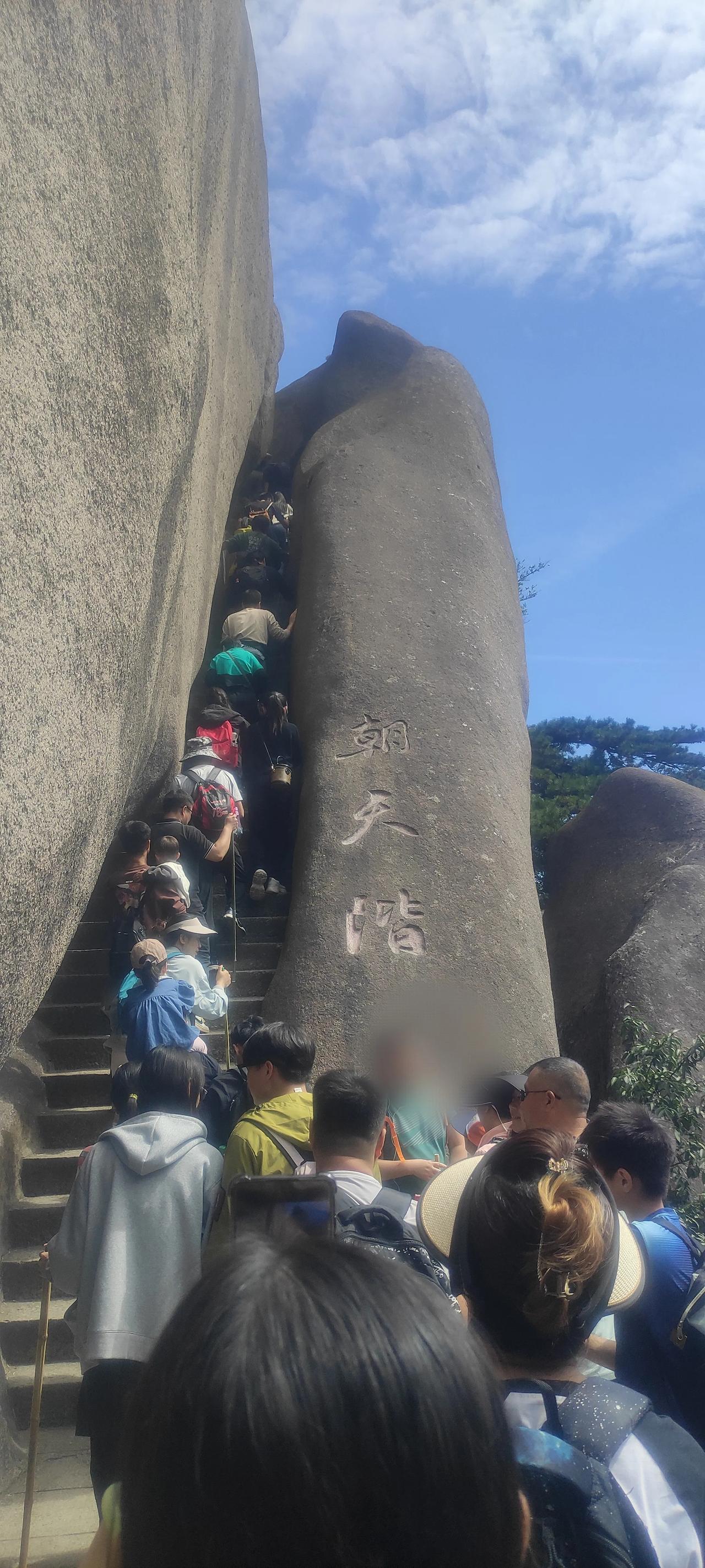 
人生如登山
时而上坡
时而下坡
有时还不得不低头
然而能遇到好的同伴互相扶持