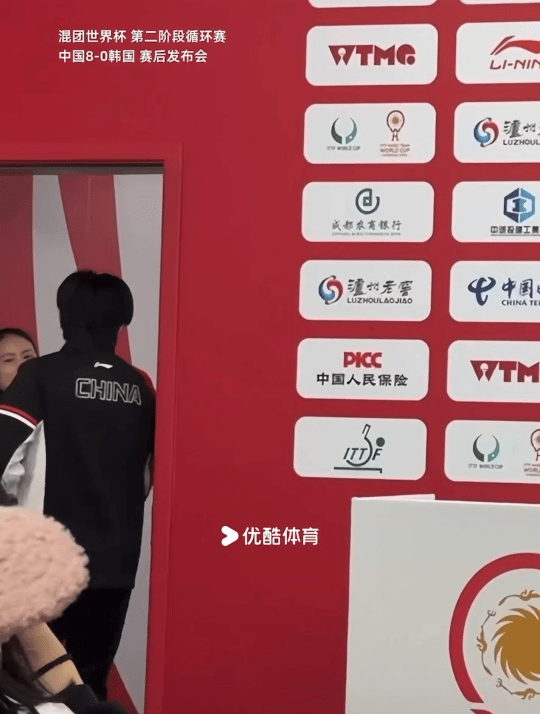 我真的笑的肚子痛 主持人还没说完那句没了的话 狗儿已经在门外了 镜头根本跟不上他