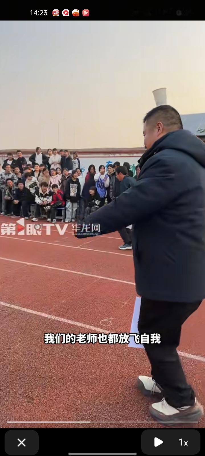 11月21日，宿州市萧县。学校举行师生趣味运动会，老师们头顶杯子腿夹纸，像极了“