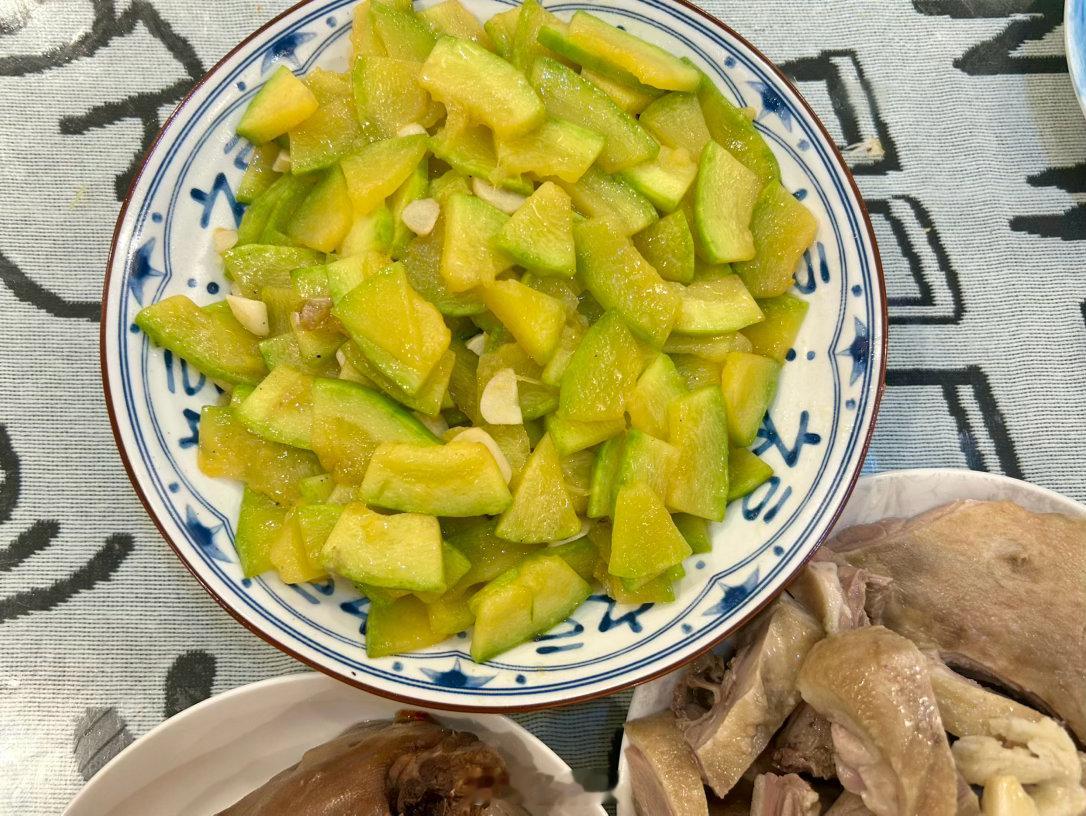 吃完饭啦没看手机的时间就是在陪娃中午吃了盐水鸭！（图1）是可爱多给我坐在一个方向